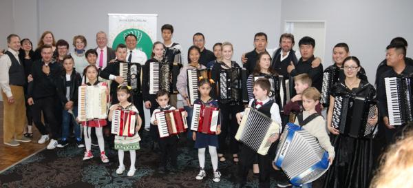  Group picture of many of the competitors and jury,2017